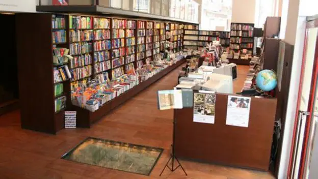 Las librerías se reinventan como espacios culturales y ágoras literarias. :: sur