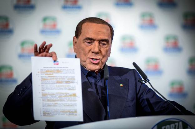 Silvio Berlusconi muestra el documento que recoge sus propuestas fiscales. :: massimo pinca / reuters
