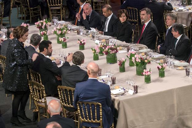 El Rey preside la mesa de la cena de inauguración del Mobile World Congress, en la que también se sentaron Ada Colau y Roger Torrent. :: Quique García / efe