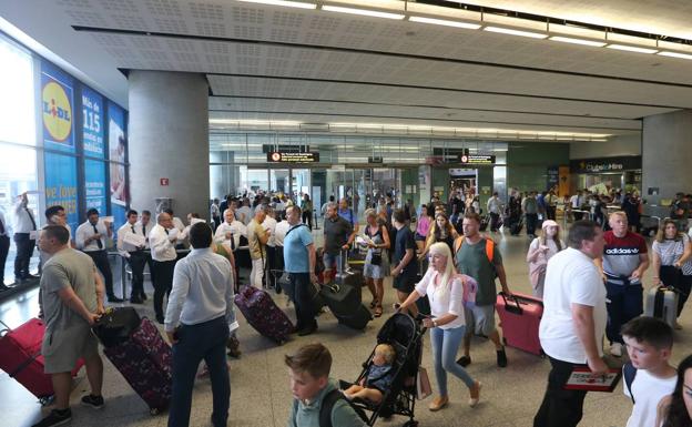 Vista de la zona de llegada de turistas del aeropuerto de Málaga. 