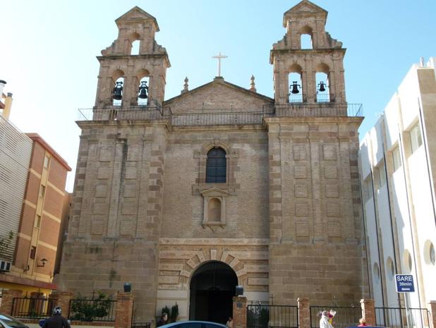 Fachada de la iglesia, de corte manierista, con dos torres simétricas. 