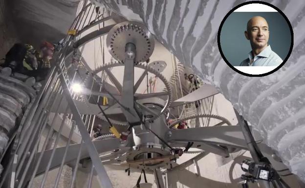 El mecanismo y el péndulo del reloj, construido en el interior de una montaña. Arriba, Jeff Bezos.