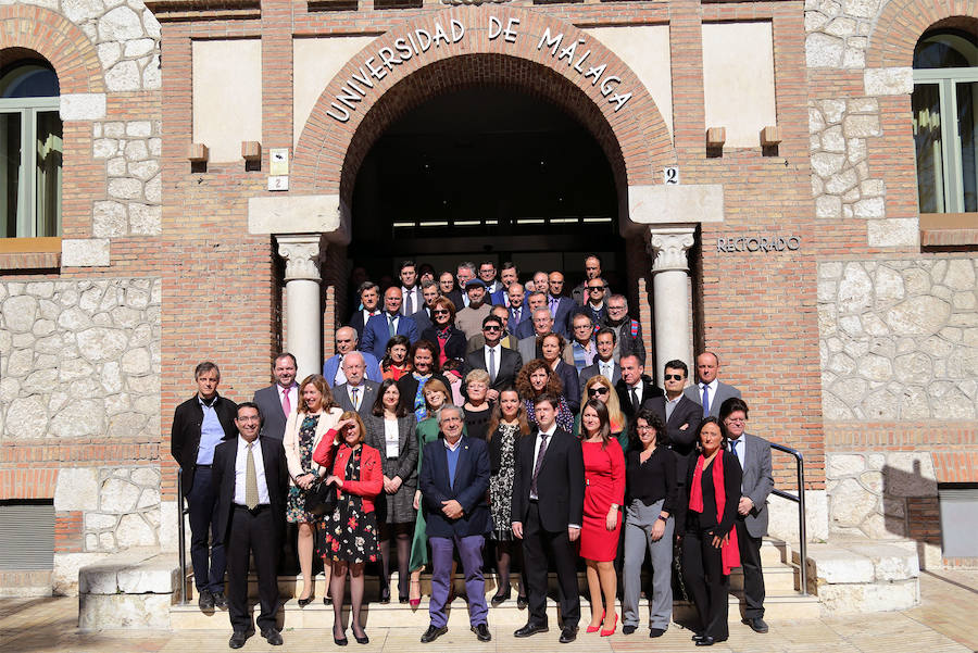 Toma de posesión de 77 catedráticos. Un total de 77 nuevos catedráticos tomaron posesión de sus plazas en el Rectorado, en un acto presidido el rector, José Ángel Narváez, que agradeció la dedicación y el esfuerzo de todos ellos y les animó a seguir con la docencia y la investigación. 