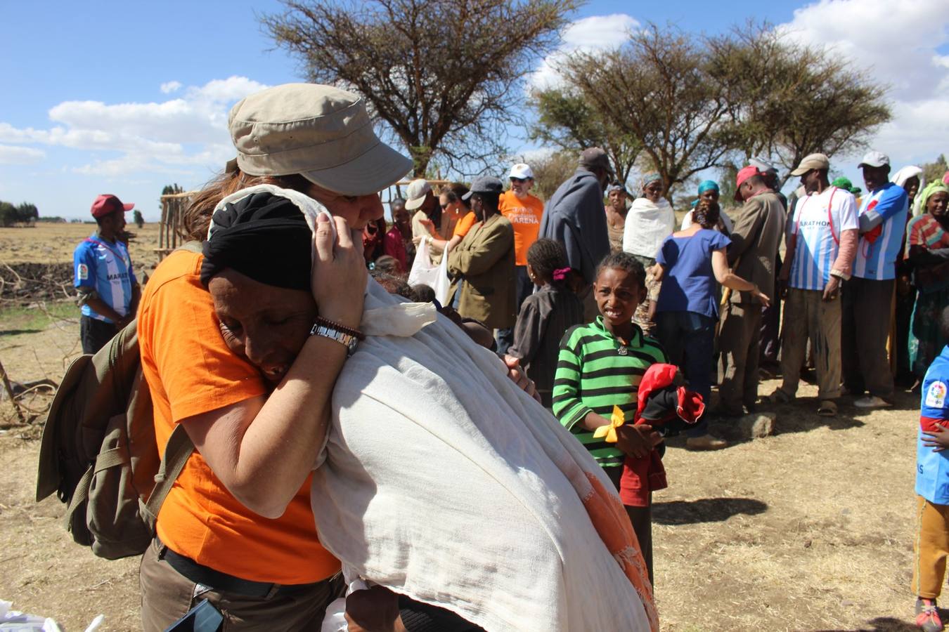 Una voluntaria de la Fundación Harena abraza a una ciudadana etíope.
