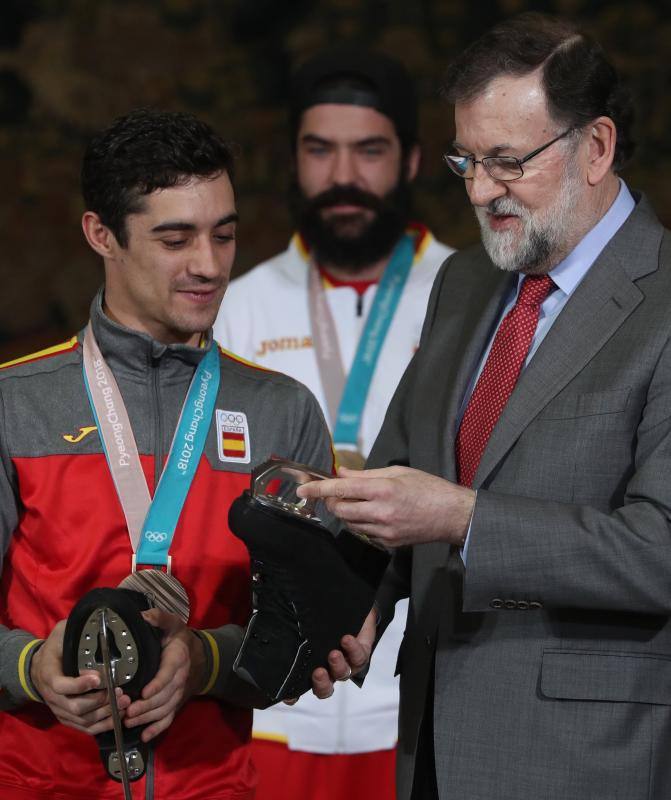Regino Hernández y Javier Fernández, que conquistaron sendas medallas de bronce en los Juegos Olímpicos de Pyeongchang (Corea del Sur), en patinaje artístico y snowboard, respectivamente, fueron recibidos este martes en el Palacio de La Moncloa por el presidente del Gobierno, Mariano Rajoy