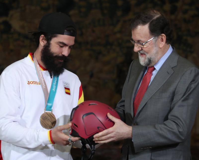 Regino Hernández y Javier Fernández, que conquistaron sendas medallas de bronce en los Juegos Olímpicos de Pyeongchang (Corea del Sur), en patinaje artístico y snowboard, respectivamente, fueron recibidos este martes en el Palacio de La Moncloa por el presidente del Gobierno, Mariano Rajoy