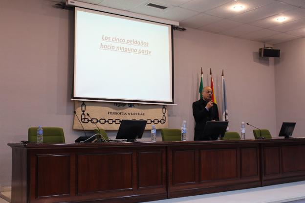 El profesor Baba Mansukhani durante su ponencia. :: p. pineda 