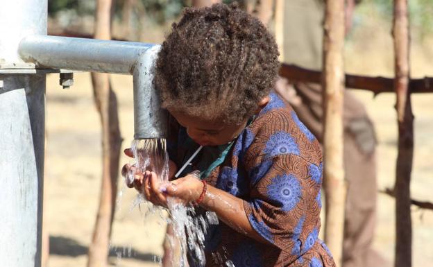Una niña etíope bebiendo agua.