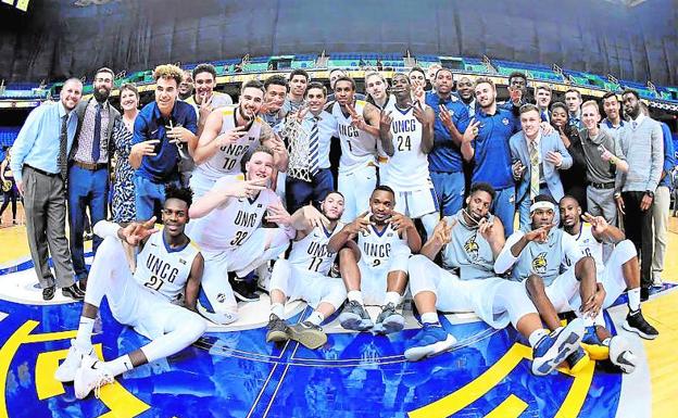 Los jugadores de Greensboro celebran su triunfo. 