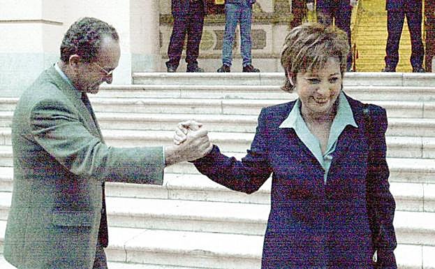 En la primavera de 2000, Villalobos fue nombrada ministra y De la Torre le sustituyó en la Alcaldía.