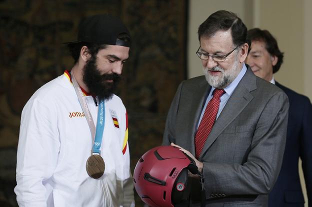 Regino Hernández, ayer junto a Rajoy en una recepción en La Moncloa. :: sur