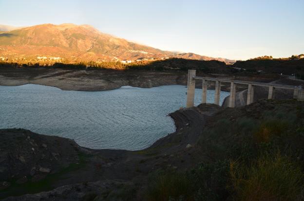 El pantano de La Viñuela apenas almacena 35 hectómetros cúbicos, un 21,39% de su capacidad. :: e. cabezas