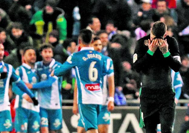 Ramos, abatido, tras la diana de la victoria de Gerard Moreno. :: efe