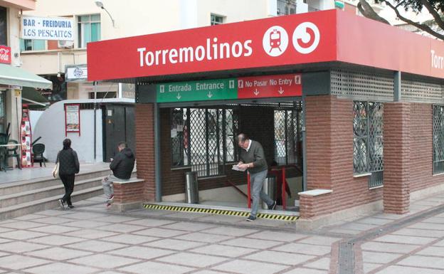 La estación carece de ascensor y su escalera mecánica funciona únicamente en un sentido. 