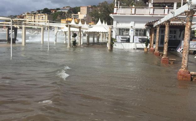 Las olas se ceban otra vez con el balneario de los Baños del Carmen