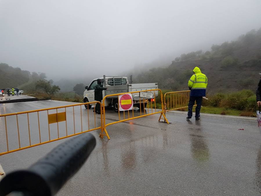 Servicios operativos de Canillas de Albaida y Guardia Civil han señalizado el corte de la carretera entre Canillas de Albaida y Salares.