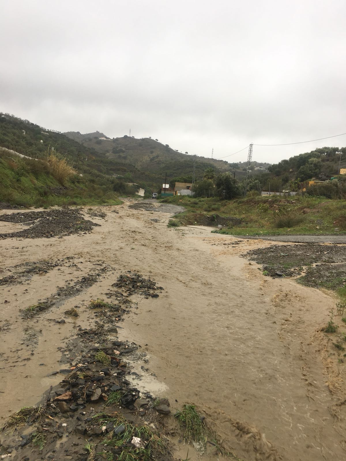 Así se encuentra el arroyo Granadillas a su paso por Rincón de la Victoria.