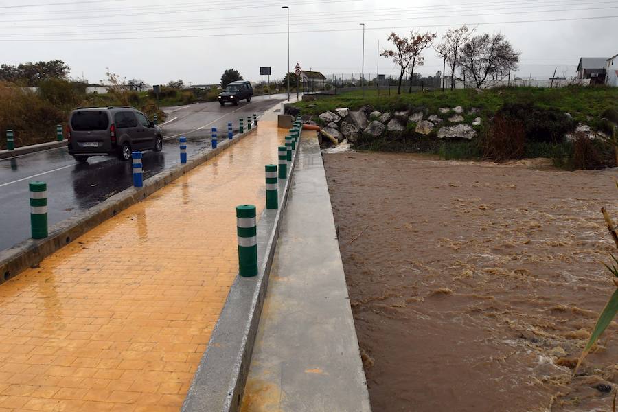 La lluvia a obligado a cerrar el tráfico los puentes del río Guadaiza en San Pedro de Alcántara