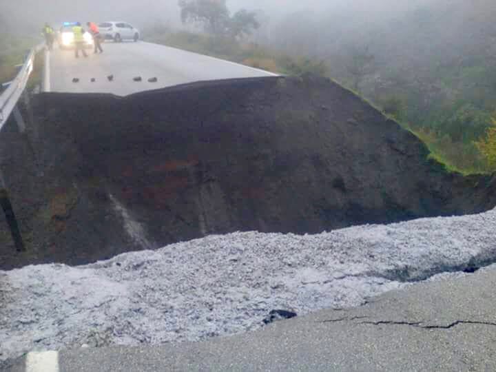 Socavón en la carretera entre Salares y Árchez. 