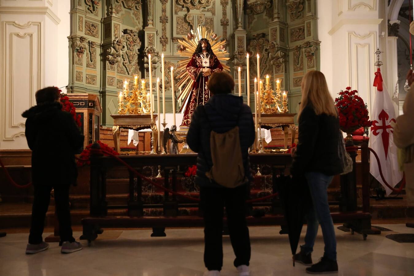 La parroquia de Santiago abre sus puertas este viernes desde las ocho de la mañana hasta las doce de la noche para acoger a los devotos del Cristo