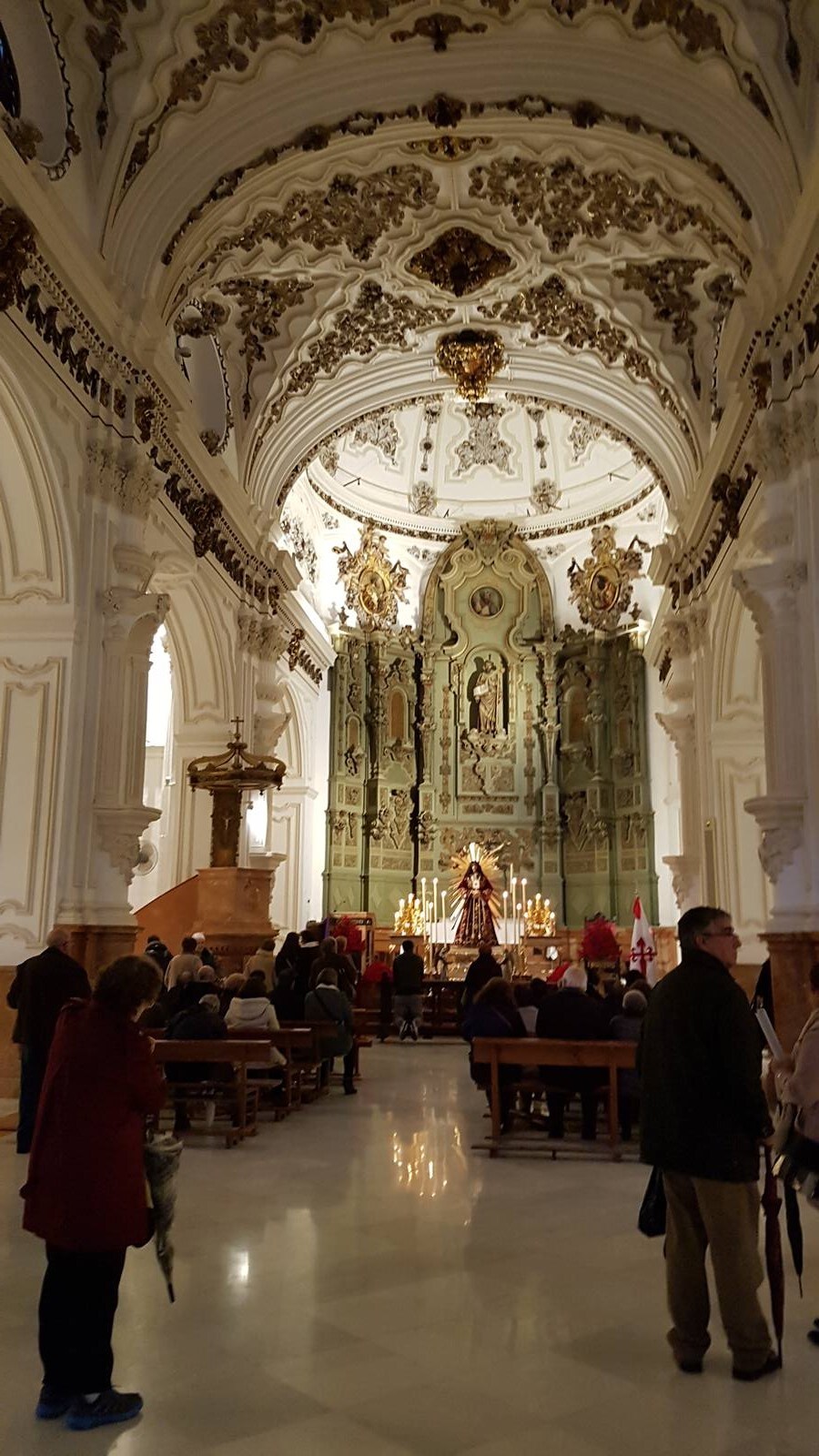 La parroquia de Santiago abre sus puertas este viernes desde las ocho de la mañana hasta las doce de la noche para acoger a los devotos del Cristo