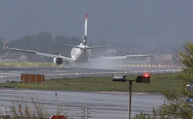Aterrizaje de un avión esta tarde en el aeropuerto de Málaga. 