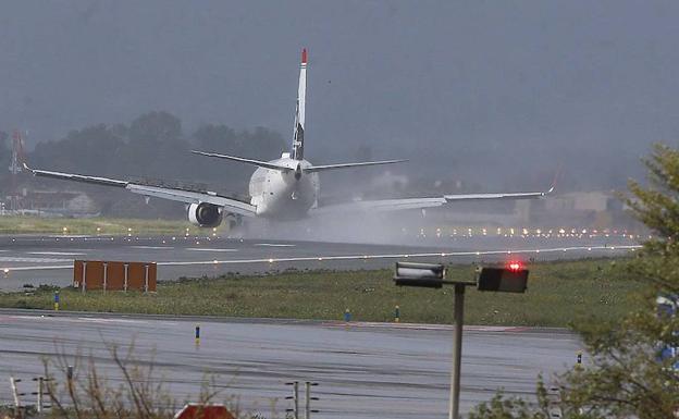 Galería. Aterrizaje de aviones esta tarde en el aeropuerto de Málaga, en pleno aviso naranja por lluvia y viento. 