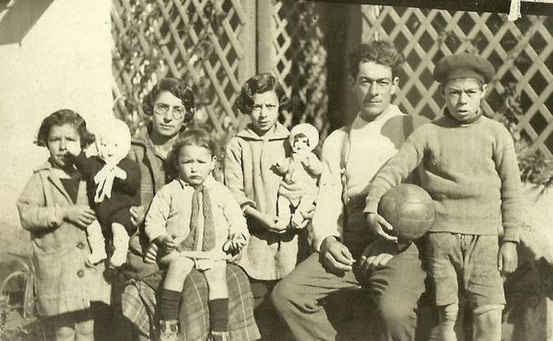 Paquillo Díaz Arias, con el pequeño Ernestito Guevara (con el balón) y otros miembros de su familia