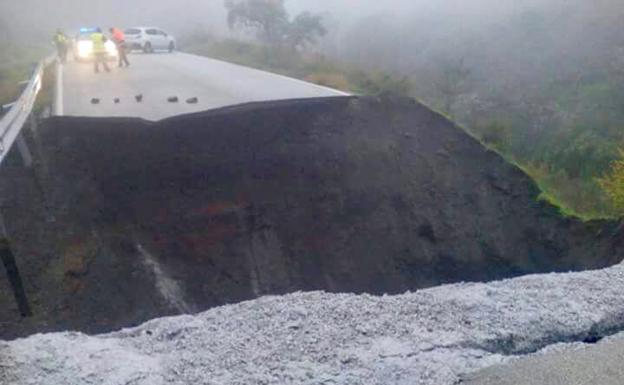 Socavón en la carretera entre Salares y Archez.