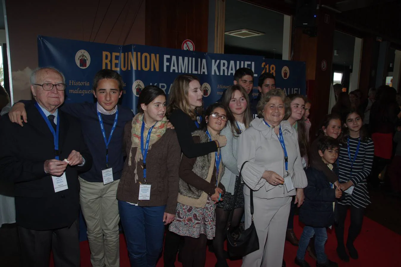 Generaciones de esta multitudinaria familia asisten a la presentación de un libro sobre sus orígenes