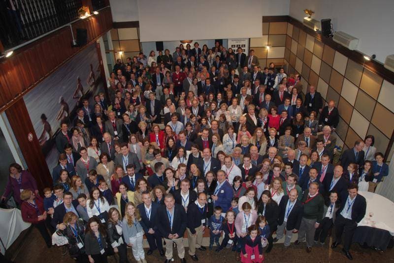 Generaciones de esta multitudinaria familia asisten a la presentación de un libro sobre sus orígenes