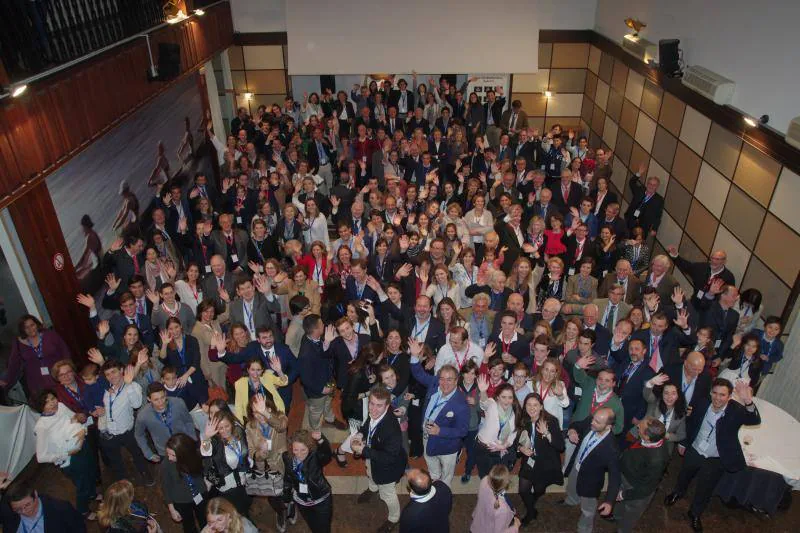 Generaciones de esta multitudinaria familia asisten a la presentación de un libro sobre sus orígenes