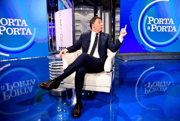 El candidato del Partido Demócrata y ex primer ministro italiano, Matteo Renzi, entrevistado ayer en el canal Rai 1. :: A. PIZZOLI/ afp