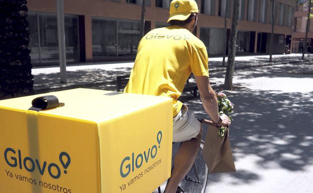 Los repartidores suelen ir en bicicleta o moto. 