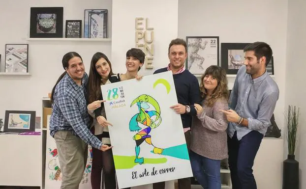 El equipo de la agencia El Puente muestra orgulloso el cartel de la Media Maratón. 