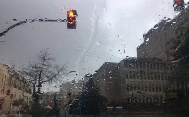 Imagen de la lluvia, este domingo, en la capital.