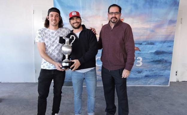 Del Riego y Guerrero, ayer con el Trofeo Diario SUR, que les entregó Sergio Cortés. 