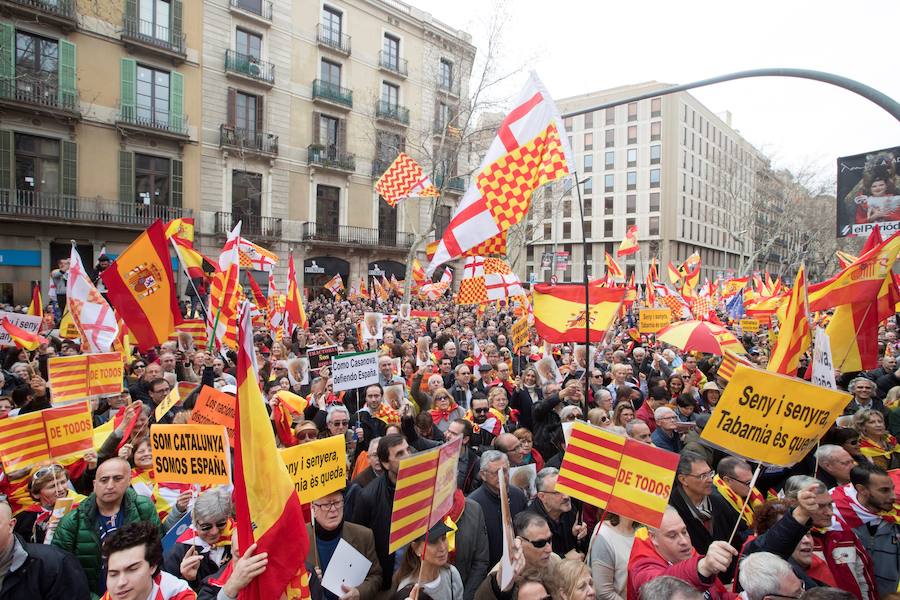 Cientos de manifestantes abogan porque el independentismo no lleve a Catalunya «al desastre»
