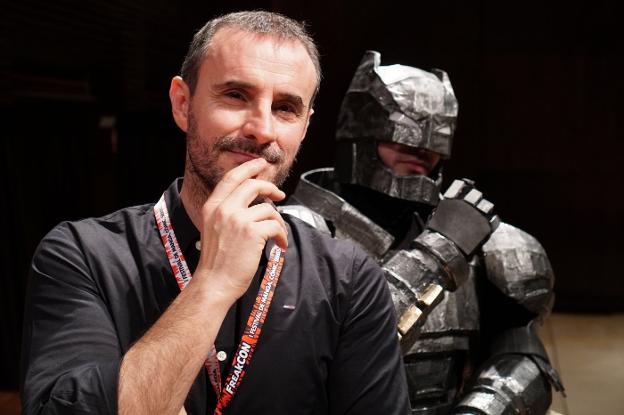Claudio Serrano con un fan disfrazado de Batman durante la Freakcon. 