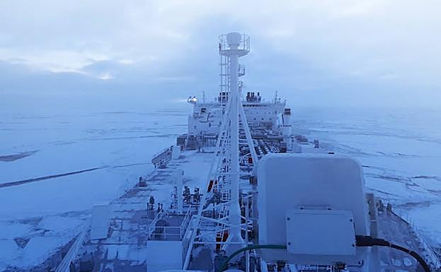 El carguero ‘Eduard Toll’ avanza en un mar de hielo bajo la noche perpetua del invierno ártico. 