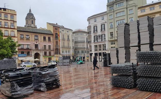 Inicio de los trabajos de montaje esta mañana en la plaza de la Constitución.