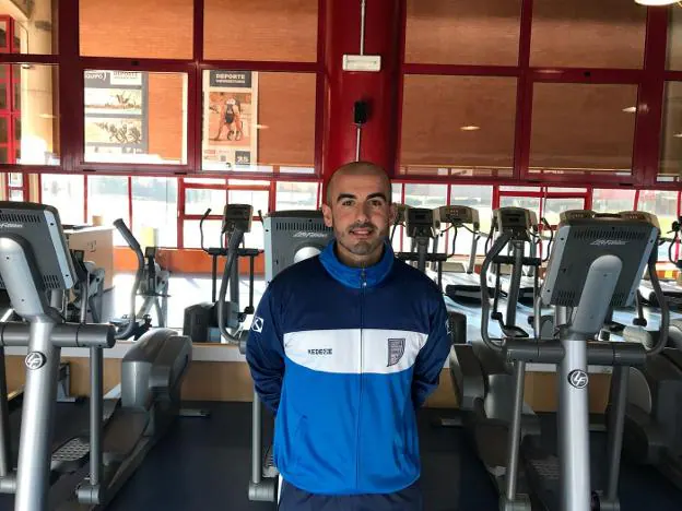 Sebastián Bazán es entrenador personal en la sala cardiovascular del gimnasio de la Universidad de Málaga. 