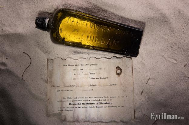 La botella y mensaje, encontrados en Australia 132 años después que ser lanzados al mar.