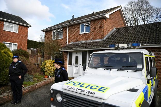 Policías británicas hacen guardia a la entrada de la vivienda del exespía ruso Skripal en Salisbury. :: efe