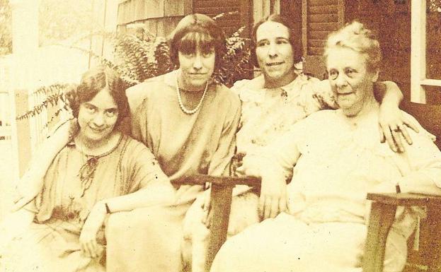 Isabel (segunda por la derecha), junto a otras mujeres de su familia.