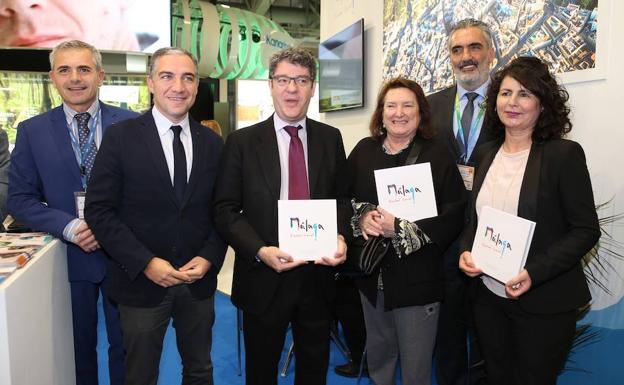 Andrade, Bendodo, Nadal, Morera, Callejón y Asián, en el estand de Málaga en Berlín.