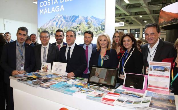 Elías Bendodo, con alcaldes y concejales de turismo de municipios malagueños, en el expositor de la Costa del Sol.