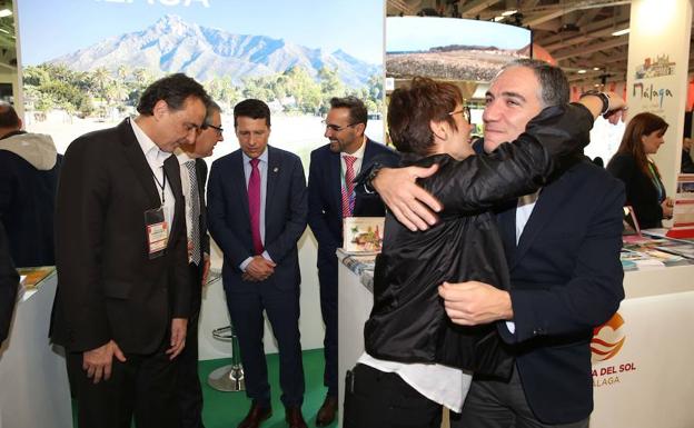 Afectuoso saludo entre Susana Ibáñez y Elías Bendodo ayer en el ICC de Berlín. 