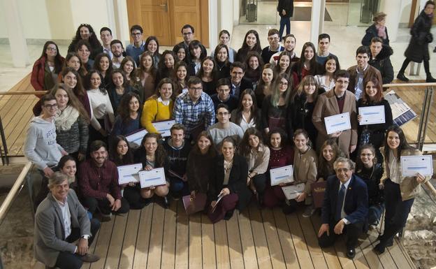 Foto de familia con los becados para EE UU o Canadá. 