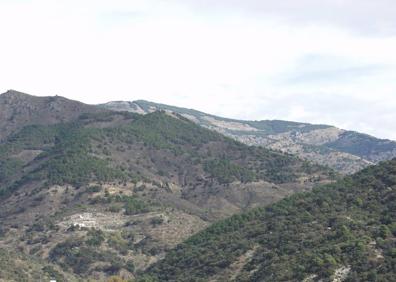 Imagen secundaria 1 - Descenso por la restaurada calzada romana de Canillas de Albaida | El pueblo de Salares visto desde el camino a Sedella | Antes de llegar a Sedella se cruza por este vetusto puente de posible origen medieval